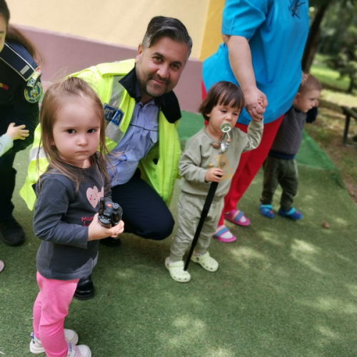 Pieton la 2 ani – copiii de la Creșa Harap Alb interacționează cu polițiștii